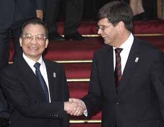 Dutch Prime Minister Jan Peter Balkenende (R) shakes hands with China's Prime Minister Wen Jiabao during a photo opportunity prior to the China-EU summit in The Hague December 8, 2004.