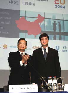 Chinese Premier Wen Jiabao (L) and Dutch Prime Minister Jan-Peter Balkenende (R) attend the China-EU industrial and commercial summit in The Hague, Holland, on Dec.9, 2004. (Xinhua 