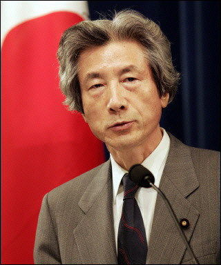 Japanese Prime Minister <b>Junichiro Koizumi</b> speaks at his official residence <b>...</b> - xin_441201101001256119196