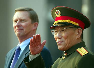Defense Minister Cao Gangchuan(R) gestures during a welcome ceremony with his visiting Russian counterpart in Beijing on December 13, 2004. [newsphoto]