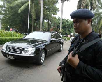 An armed Indonesian policeman stands guard as a car enters the grounds of Jakarta's Hilton Hotel, December 16, 2004. Hilton Hotels in Indonesia ratcheted up security on Thursday but said they were seeing few cancellations amid warnings from Western governments that one of their hotels could be targeted in a possible terrorist attack. [Reuters]