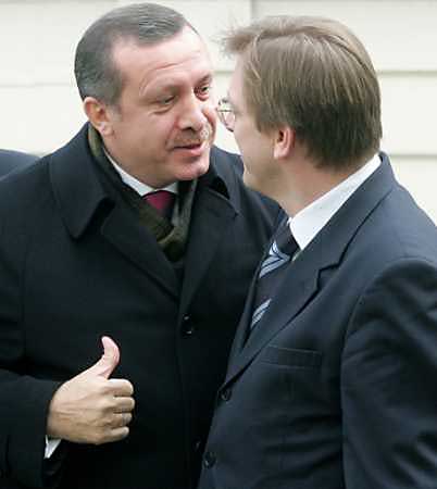 Turkish Prime Minister Tayyip Erdogan (L) is welcomed by his Belgian counterpart Guy Verhofstadt ahead of a meeting in Brussels, December 16, 2004. EU leaders were poised to set a date to start accession talks with Turkey. [Reuters]
