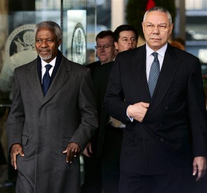US Secretary of State Colin Powell walks with U.N. Secretary General Kofi Annan as they approach the media to speak after the two met at the State Department in Washington, Thursday, Dec. 16, 2004. [AP]