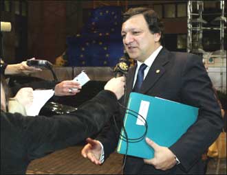 European Commission chief Jose Manuel Barroso speaks to reporters on his arrival at a European Union summit in Brussels December 17, 2004. EU leaders were set to declare their 'political will' to lift an arms embargo on China. [AFP] 