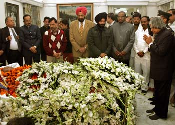 Indian President A. P. J. Abdul Kalam (R) prays near the garlanded body of P. V. Narasimha Rao, India's former prime minister, in New Delhi December 23, 2004. [Reuters]