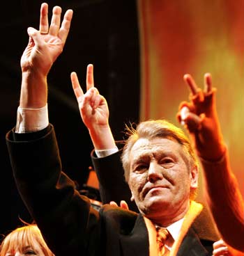 Ukrainian opposition leader Viktor Yushchenko greets supporters during a rally in Kiev's main Independence Square December 27, 2004. Viktor Yushchenko claimed victory on Monday in a re-run of Ukraine's rigged presidential election, hailing the beginning of a new era in the former Soviet republic. [Reuters]