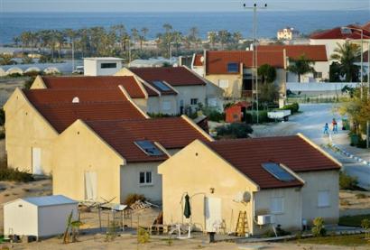 A general view of the southern Gaza Strip Jewish settlement Peat Sadeh, is seen Sunday, Dec. 26, 2004. A total of 20 families from the settlement have finalized agreements with the government to move and the community will be the first dismantled under Prime Minister Ariel Sharon's Gaza disengagement plan, an Israeli government official said Sunday. [AP]