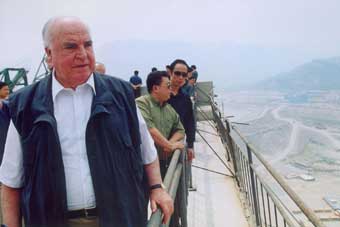 Former German Chancellor Helmut Kohl visits the Three Gorges Dam in central China's Hubei Province in this June 22, 2004 file photo. Kohl, on a private vacation, was stranded in southern tsunami-hit Sri Lanka on Sunday (December 26) and evacuated by Sri Lankan Airforce. [newsphoto file] 
