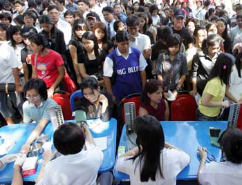 Thousands of Thais wait to donate blood to victims of Sunday's quake-triggered tsunami that hit southern Thailand at a Red Cross centre in Bangkok December 29, 2004. Rescuers scoured isolated coasts across the Indian Ocean for survivors of Sunday's giant waves that killed more than 68,000. [Reuters]