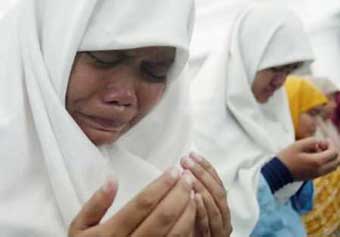 Indonesian Muslims in Jakarta weep during special prayers for victims of the quake-triggered tsunami in Aceh province December 28, 2004. The death toll from an earthquake and tsunami that struck Indonesia's Sumatra island two days ago has reached 7,072 in Aceh province, according to a list shown to journalists on Tuesday by a provincial official.