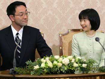 Yoshiki Kuroda (L), 39, and Japan's Princess Sayako, 35, look at each other during a press conference regarding their engagement at the Imperial Household Agency in Tokyo December 30, 2004. Princess Sayako, the only daughter of Japan's emperor and empress, has become engaged to Kuroda, a commoner and will marry late next year, the nation's top courtier said on Thursday. [Reuters]