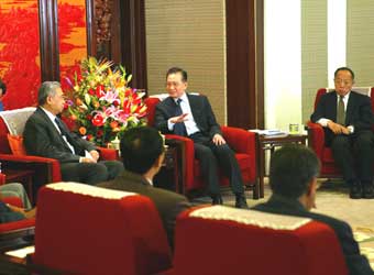 Chinese Premier Wen Jiabao (C) meets with envoys from the tsunami-hit countries in Beijing December 31, 2004. Wen said China will donate an additional 500 million yuan (US$60 million) in aid as well dispatching more rescue teams to tsunami-hit countries in Southern and Southeastern Asia and Africa. [newsphoto]