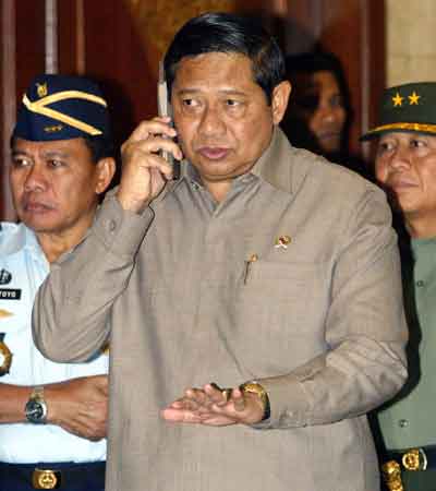 Indonesian President Susilo Bambang Yudhoyono speaks on his mobile phone during his inspection of the Jakarta Convention Centre January 5, 2005 where the international tsunami summit will be held on Thursday. Global leaders gathering in Jakarta to discuss the tsunami that devastated countries around the Indian Ocean will try to draw lessons from disaster, including looking at a future warning system. [Reuters]