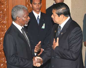 Indonesian President Susilo Bambang Yudhoyono(R) greets U.N. Secretary-General Kofi Annan at the Jakarta Convention Centre January 6, 2005. Global leaders gathering in Jakarta to discuss the tsunami that devastated countries around the Indian Ocean will try to draw lessons from the disaster, including looking at a future warning system. 