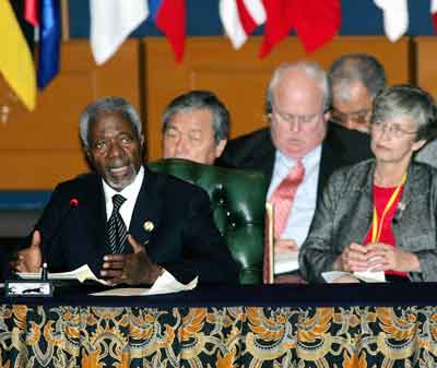 U.N. Secretary-General Kofi Annan (L) delivers a speech during the opening of the Special Asean Leaders' Meeting on Aftermath Quake and Tsunami Summit at the Jakarta Convention Centre January 6, 2005. World leaders met on Thursday to discuss tsunami aid, the task's urgency underlined by a chilling warning that the death toll could double to about 300,000 without swift action to prevent diseases. [Reuters]