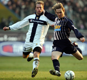 Juventus's Pavel Nedved (R) challenges Vincenzo Grella (L) of Parma during their Serie A match at the Tardini stadium in Parma, northern Italy, January 6, 2005. [Reuters]