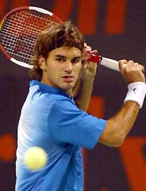 Roger Federer of Switzerland returns the ball to Feliciano Lopez of Spain during their Qatar Open in quarterfinal match in Doha, January 6, 2005. Federer won 6-1, 6-2. [Reuters]