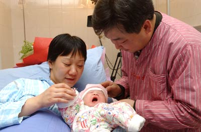 Baby Born Diapers on Lan Hui  L  And Zhang Tong Look At Their Newly Born Son  Deemed As