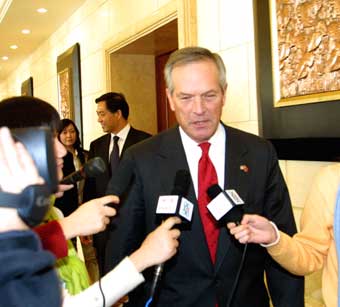 US Commerce Secretary Don Evans answers questions from reporters after meeting with his Chinese counterpart Bo Xilai in Beijing January 12, 2005. [newsphoto]