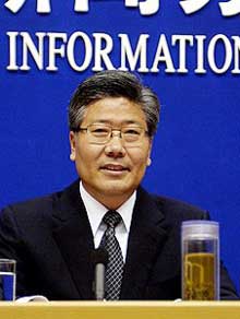 Minister of Communications Zhang Chunxian speaks at a press conference in Beijing January 13, 2005. Zhang said an expressway will be built to link up Beijing with Taipei when the three direct links are realized between the two sides of the Taiwan Straits. [Xinhua]
