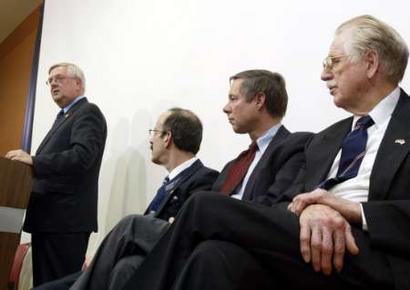 The United States Republican Curt Weldon (L) speaks as his colleague congressmen look on during a news conference at the headquarters of South Korea's foreign ministry in Seoul January 14, 2005. Negotiations on DPRK's nuclear programmes can and will resume in a matter of weeks rather than months, the U.S. congressman said on Friday after talks in Pyongyang with the DPRK's number two leader. [Reuters]