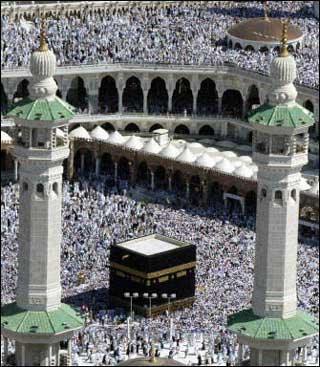 Muslim worshippers visit the Prophet Mohammed mosque in the holy city of Mecca January 14, 2005. Saudi Arabia has issued over 1.2 million visas for pilgrims intending to perform the annual hajj (pilgrimage) to the holy city of Mecca. [AFP]