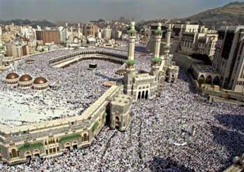 Hundreds of thousands of pilgrims perform Friday prayers at the great mosque in Mecca, Saudi Arabia, Friday Jan.14, 2005. Many pilgrims are streaming into Islam's holy city for the annual hajj prayed Friday for the 157,000 people killed in last month's tsunami that devastated southern Asia, and asked God to give survivors the courage to cope. [AP]