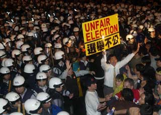 Taiwan riot police clash with angry supporters of Lien Chan as they tried to storm a barricade outside Chen Shui-bian's office April 10, 2004. The violence erupted after more than 200,000 protesters marched in Taipei to demand an independent inquiry into an election-eve assassination attempt on Chen, which opposition supporters suspect was staged to win sympathy votes. [Reuters] 