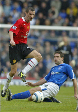 Manchester United captain Roy Keane, pictured slipping past Birmingham City's David Dunn, has conceded that only a Chelsea collapse can prevent the London club collecting a first top flight title in 50 years. [AFP/File]
