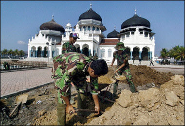 Indonesian soldiers clean around the Baitul Rahman mosque a day before the Muslim's Eid-al-Adha festival in Banda Aceh. Indonesia's military said it had killed 120 separatist rebels over the past two weeks in the tsunami-devastated province, despite pledges by both sides to focus on a massive relief effort rather than fighting.(AFP/Jewel Samad) 