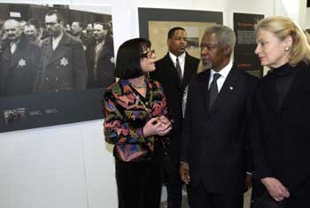 Yehudit Inbar (L), the museums director of Yad Vashem, shows UN Secretary-General Kofi Annan and his wife Nane Annan (R) photographs in the exhibit "Auschwitz - the Depth of the Abyss," at the United Nations in New York, January 24, 2005. January 27 marks the 60th anniversary of the liberation of the Auschwitz-Birkenau concentration camp and the United Nations held a special session commemorating the liberation of all the Nazi concentration camps. 