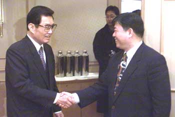 Sun Yafu, ARATS vice-president, shakes hands with a delegate from Taiwan in this April 2, 2001 file photo. Sun, together with ARATS Secretary-General Li Yafei, will fly to Taiwan to attend Koo Chen-fu's funeral as representatives from ARATS president Wang Daohan. [newsphoto] 