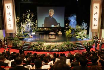 The family members of the late Koo Chen-fu hold a memorial service at the Sun Yat Sen Memorial Hall in Taipei on February 2, 2005. [Reuters] 