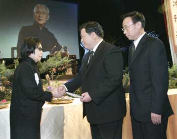 Sun Yafu (C), vice president of China's Association for Relations Across the Taiwan Strait (ARATS), shakes hands with Cecilia Koo (L), widow of the late Koo Chen-fu while ARATS secretary general Li Yafei looks on at a memorial service in Taipei on February 2, 2005. Sun presented a private letter from ARATS President Wang Daohan to Cecilia Koo. Sun and Li, personal envoys of ARATS President Wang Daohan, paid their last respects to Koo, former chairman of Taiwan-based Straits Exchange Foundation (SEF). Koo and ARATS President Wang Daohan had a meeting in the early 1990s and reached consensus on cross-Straits relations. [Reuters]