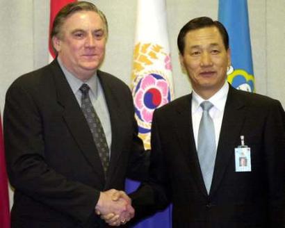 U.S. Deputy Undersecretary of Defense Richard Lawless (L) and his South Korean counterpart Ahn Kwang-chan shake hands during a meeting at the Defense Ministry in Seoul February 3, 2005. The United States and South Korea opened talks on a U.S. plan to reposition forces and withdraw up to a third of the 37,000 U.S. troops stationed near the Cold War's last frontier. [Reuters]