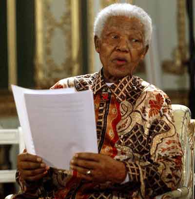 South Africa's former President Nelson Mandela addresses members of the G7 finance committee at Lancaster House in London, February 4, 2005. [Reuters]
