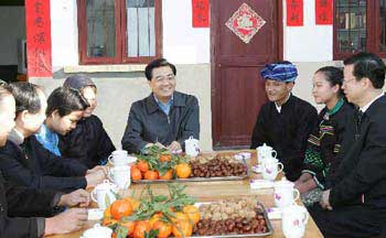 President Hu Jintao Tuesday asked local officials to help farmer Zha Lanming to build up family fortunes and improve living standards when he visited Zha's home in a village in Xingyi City of Guizhou Province, southwest China, on the eve of the Spring Festival. [Xinhua]