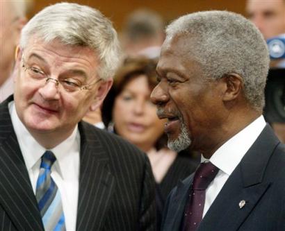 German Foreign Minister Joschka Fischer, left, talks with the Secretary General of the United Nations (news - web sites) Kofi Annan (news - web sites), right, at the 41st Munich Conference on Security Policy in Munich, southern Germany, Sunday, Feb.13, 2005. (AP Photo/Jockel Finck) 