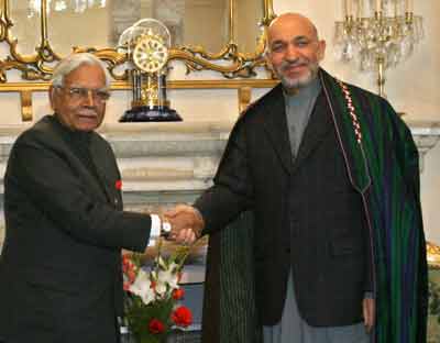 Afghan President Hamid Karzai (R) meets Indian Foreign Minister Natwar Singh in Kabul February 15, 2005. Indian Foreign Minister Natwar Singh arrived in Afghanistan on Tuesday for a brief visit before he was to head to Islamabad for a fresh round of peace talks with nuclear-armed rival and neighbour Pakistan. [Reuters]