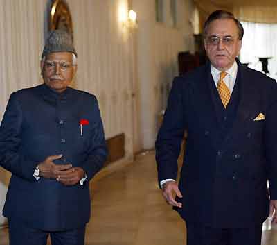 Indian Foreign Minister Natwar Singh,(L) walks with his Pakistani counterpart Khursheed Mehmood Kasuri,(R) in Islamabad, February 16, 2005. A year of peace talks between India and Pakistan finally bore fruit on Wednesday when the nuclear rivals agreed to start a bus service across a ceasefire line dividing the disputed Himalayan region of Kashmir on April 7. [Reuters]