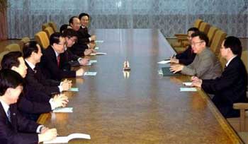 North Korean leader Kim Jong Il, second from right, talks with Li Changchun, fourth from left, a senior official of China's Communist Party, during a meeting in Pyongyang, North Korea in this September 12, 2004 file photo. Kim told a visiting Chinese envoy that his government will return to American-sponsored nuclear disarmament talks if the United States shows 'sincerity,' the communist state's official news agency reported February 22, 2005. [AP]