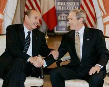 French President Jacques Chirac (L) greets U.S. President George W. Bush in Brussels, February 21, 2005. Bush met with Chirac for a dinner during his four-day visit to Europe. [Reuters]