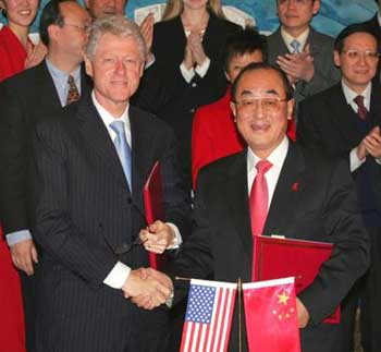 Former U.S. President Bill Clinton, left, shakes hands with Gao Qiang, China's executive deputy health minister after they signed an agreement in Beijing Wednesday, Feb. 23, 2005. The agreement was for the Clinton Foundation to provide a year's supply of AIDS drugs to 200 children to help China's battle against the disease. [AP] 