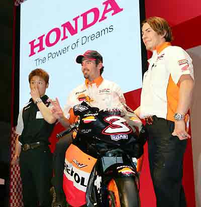 Respol Honda MotoGP riders Max Biaggi (C) of Italy, Nicky Hayden (R) of the U.S. and Makoto Tamada of Japan pose during a Honda news conference for their motorsports activities in Tokyo February 26, 2005. The 2005 grand prix world championship season kicks off with the first race on April 10 in Jerez, Spain. [Reuters]
