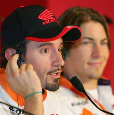 Respol Honda MotoGP rider Max Biaggi of Italy (L), flanked by Nicky Hayden of the U.S., speaks to reporters during a Honda news conference for their motorsports activities in Tokyo February 26, 2005. [Reuters]