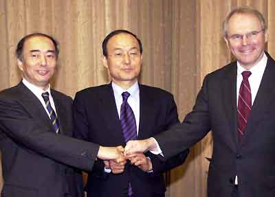 South Korean Deputy Foreign Minister Song Min-soon (C), Director-General of Japanese Foreign Ministry's Asia-Oceania bureau Kenichiro Sasae (L) and U.S. Ambassador to Seoul Christopher Hill join hands during a meeting in Seoul February 26, 2005. South Korean, U.S. and Japanese negotiators met on Saturday to coordinate their stance in dealing with North Korea's nuclear ambitions, their first meeting since Pyongyang hinted it may be ready to return to negotiations. [Reuters]