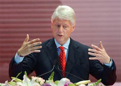 Former U.S. President Bill Clinton delivers a speech entitled 'Embracing Our Common Humanity: Security and Prosperity in the 21st Century,' at the Taipei International Conference Center, Sunday, Feb. 27, 2005. [AP]