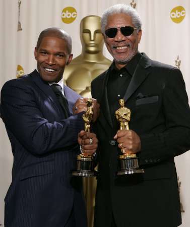 Actors Jamie Foxx (L) and Morgan Freeman pose with their Oscar statues at the 77th annual Academy Awards in Hollywood, February 27, 2005. Foxx won best actor for his role in the film 'Ray', and Freeman won best supporting actor for his role in the film 'Million Dollar Baby.' [Reuters]