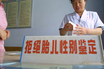 A doctor rejects a woman's request to tell her the sex of her baby in Liaocheng, Shandong Province in this August 6, 2003 file photo. Chinese lawmakers are calling for criminal penalties for doctors performing selective abortions or exposing the gender of fetuses. [newsphoto]