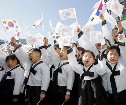 South Korean students wave flags at an anniversary celebration to commemorate the March 1 Independence movement against the 1919 Japanese colonial rule, in Seoul March 1, 2005. South Korea (news - web sites)'s President Roh Moo-hyun urged Japan on Tuesday to take steps to overcome the legacy of its 1910-1945 colonization of the Korean Peninsula. REUTERS/You Sung-Ho 